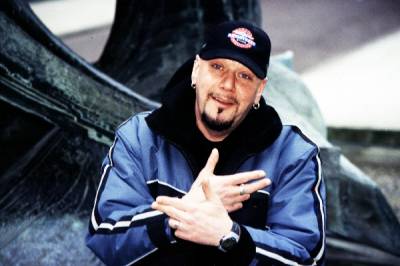 Bývalý zpěvák Iron Maiden skončil za mřížemi